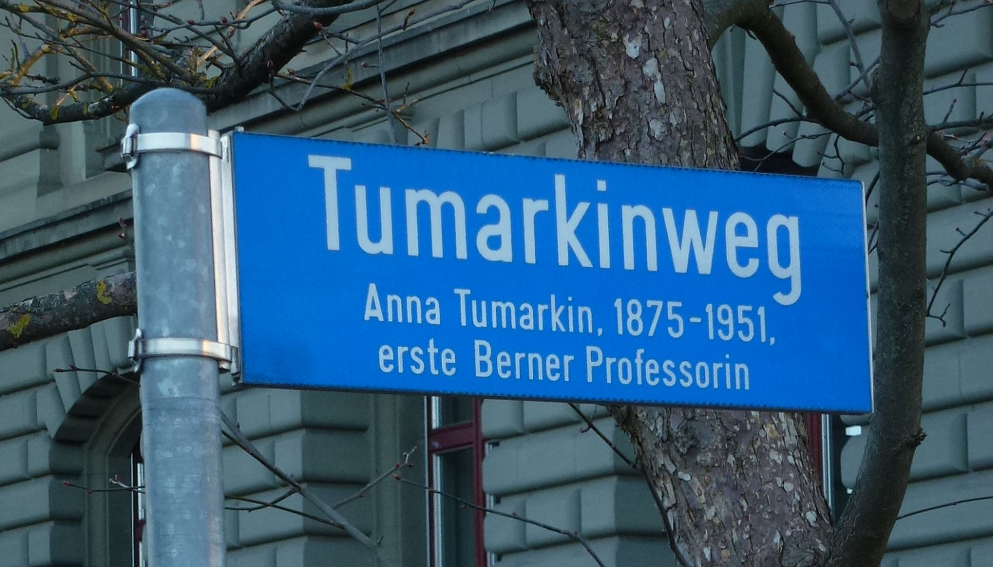 Gleich beim Hauptgebäude der Universität Bern wurde ein Weg nach Tumarkin benannt: "Tumarkinweg".